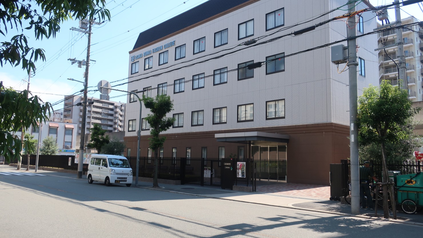 大型スーパーの他にもファッション系の専門学校もあり