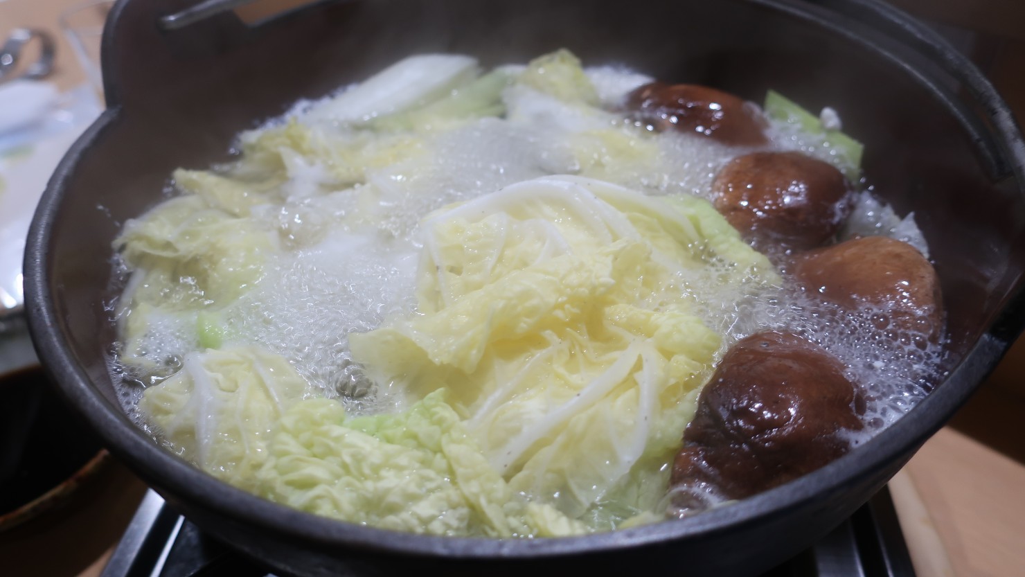 自家製ポン酢でいただく絶品の豚しゃぶ。山の幸の旬の頃にまた訪れたいと思わせてくれる