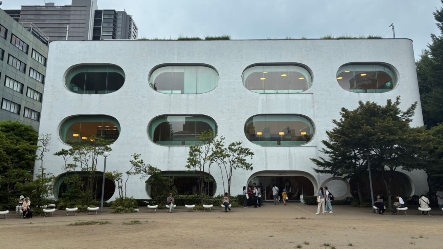 近代的な外観デザインの武蔵野プレイス