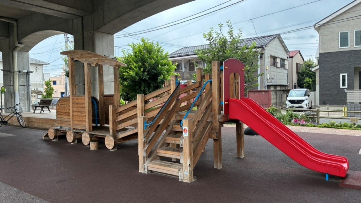 ぽっぽ公園にある、汽車をモチーフにした遊具。娘のお気に入りです。