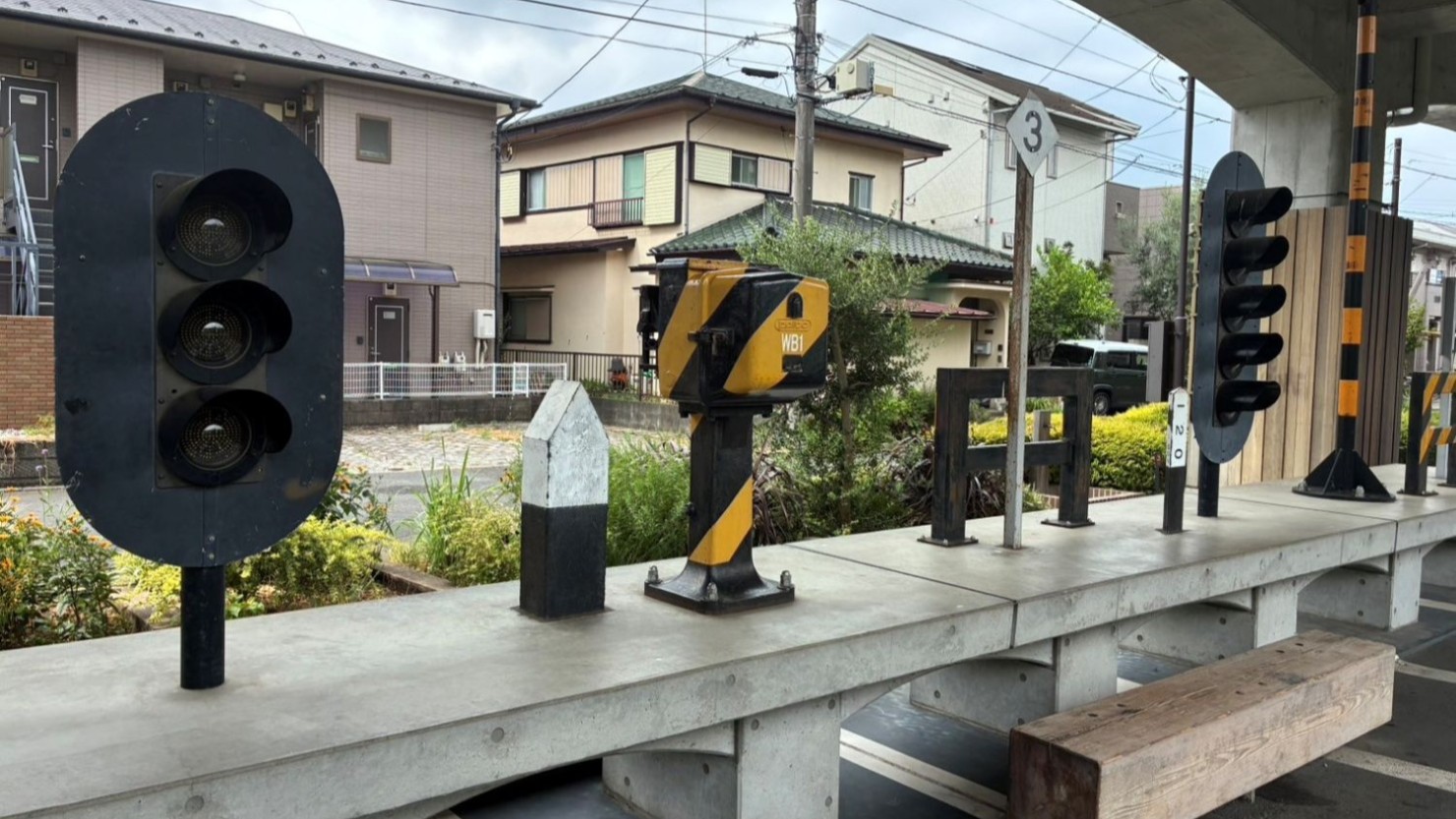 公園の憩いスペースには、踏切の一部が並んでいます。
