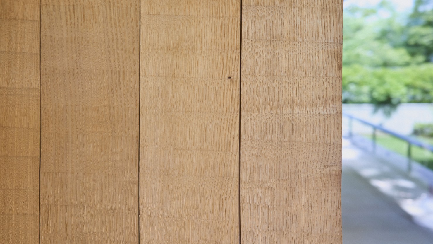 入り口にある扉には、手斧（ちょうな）と呼ばれる斧で削られたクリの木を使用。よく見ると一枚ずつ削り方にばらつきがあるが、ほどよい調和がなされている