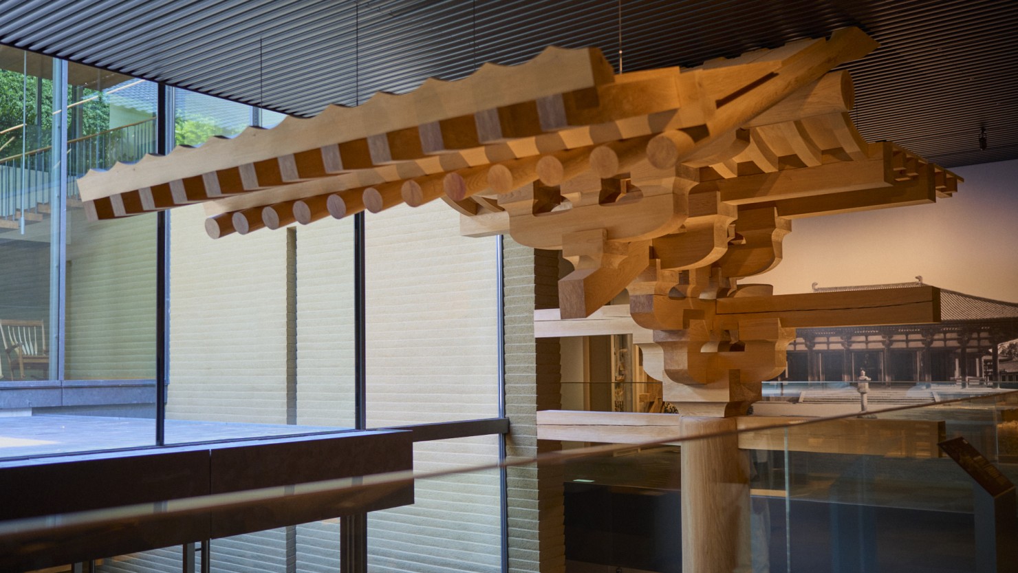 「棟梁に学ぶ」コーナーにて。複雑な組物の成り立ちを目線の高さから間近に見ることで強度の保ち方を想像する