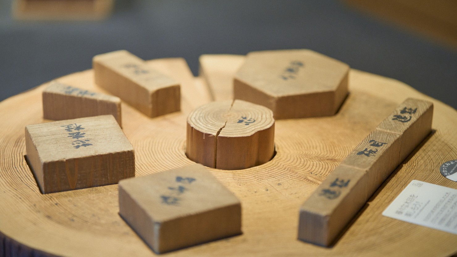 １本の木から、切り出した時に現れる木目まで考えつつ、いかに無駄なく材を生かすか、木取りの技を示す模型