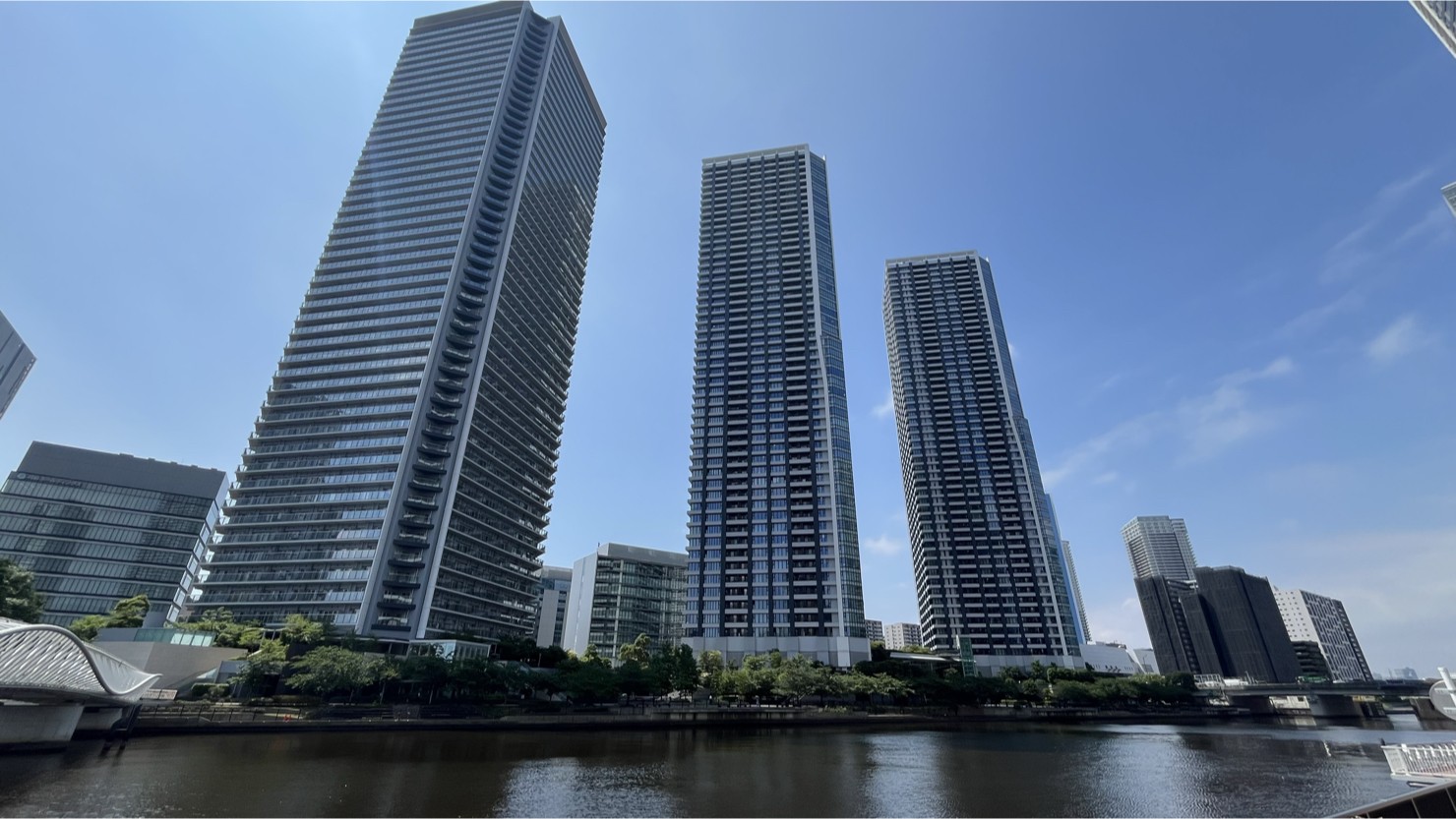 朝潮運河と超高層建築物（ベイシティ晴海スカイリンクタワーなど）　※2025年6月撮影 