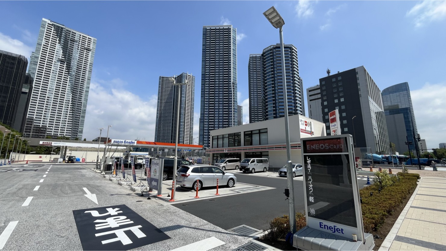 開放的な晴海地区内のガソリンスタンド・水素ステーション　※2025年6月撮影