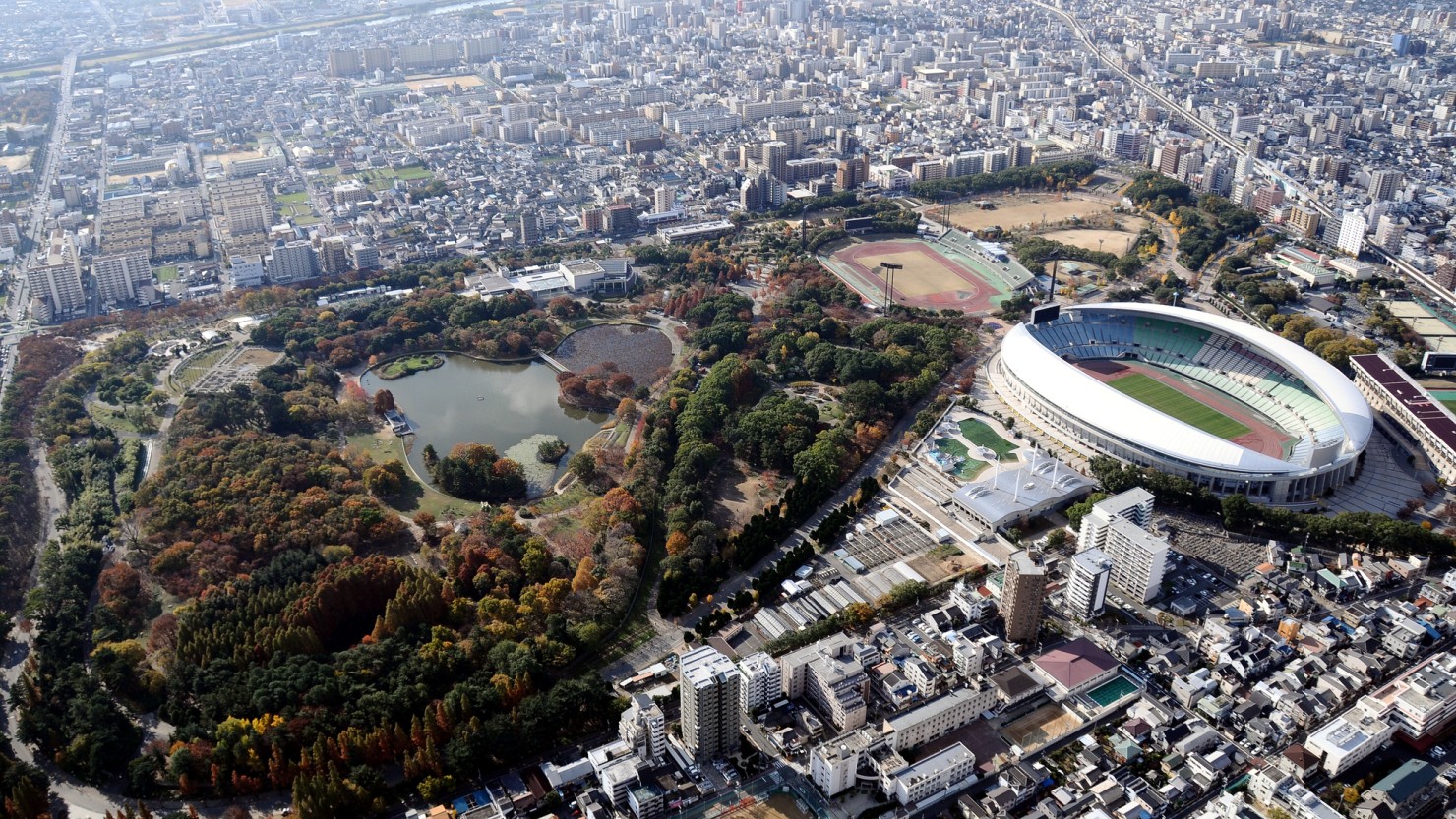 空から見た長居公園の様子。園内はスタジアムやカフェ、バーベキュー場、スケートボードパークなどバラエティに富んでいる。