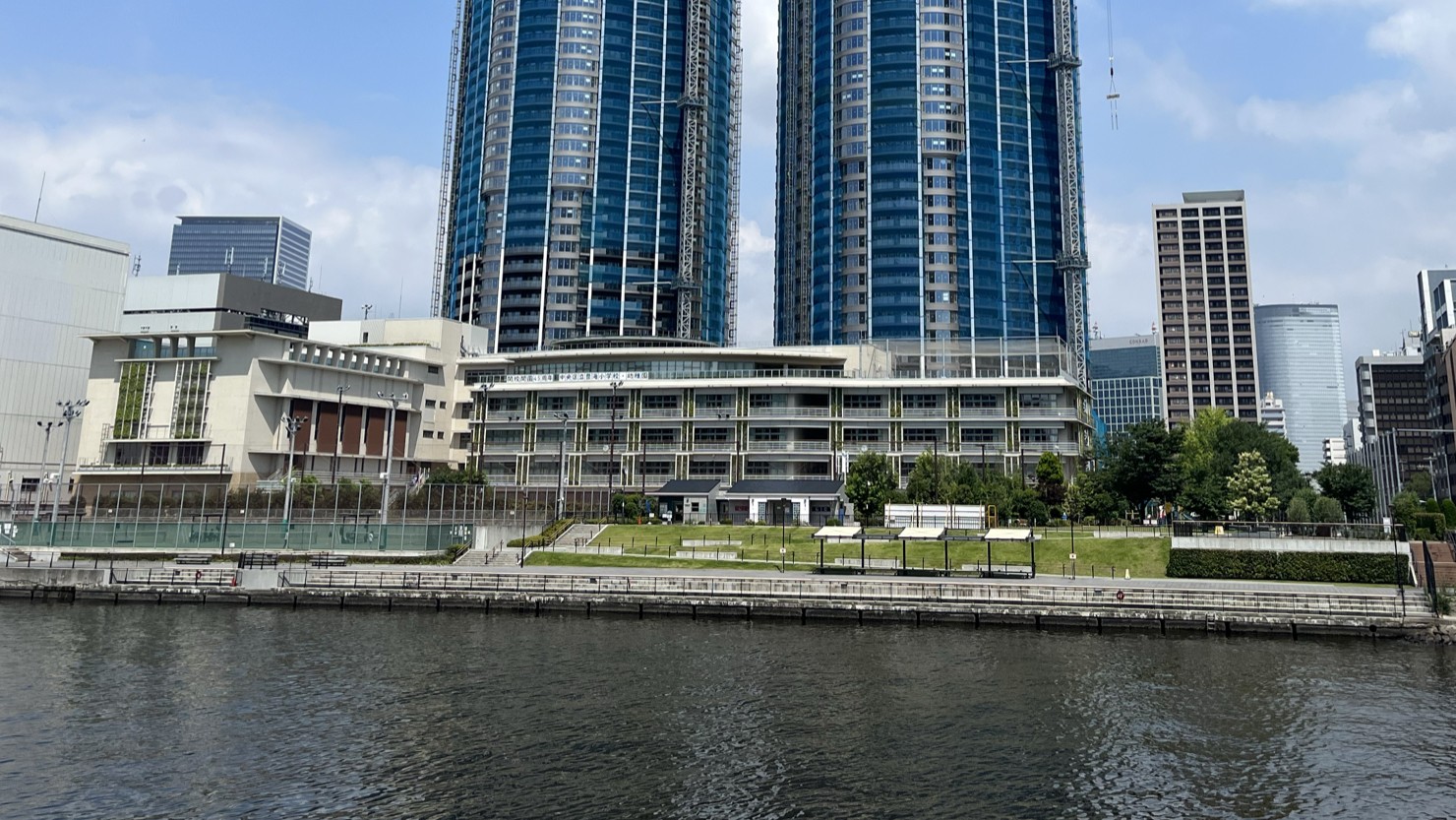 中央区立豊海小学校・幼稚園、豊海運動公園を晴海側より撮影　※2025年6月撮影 