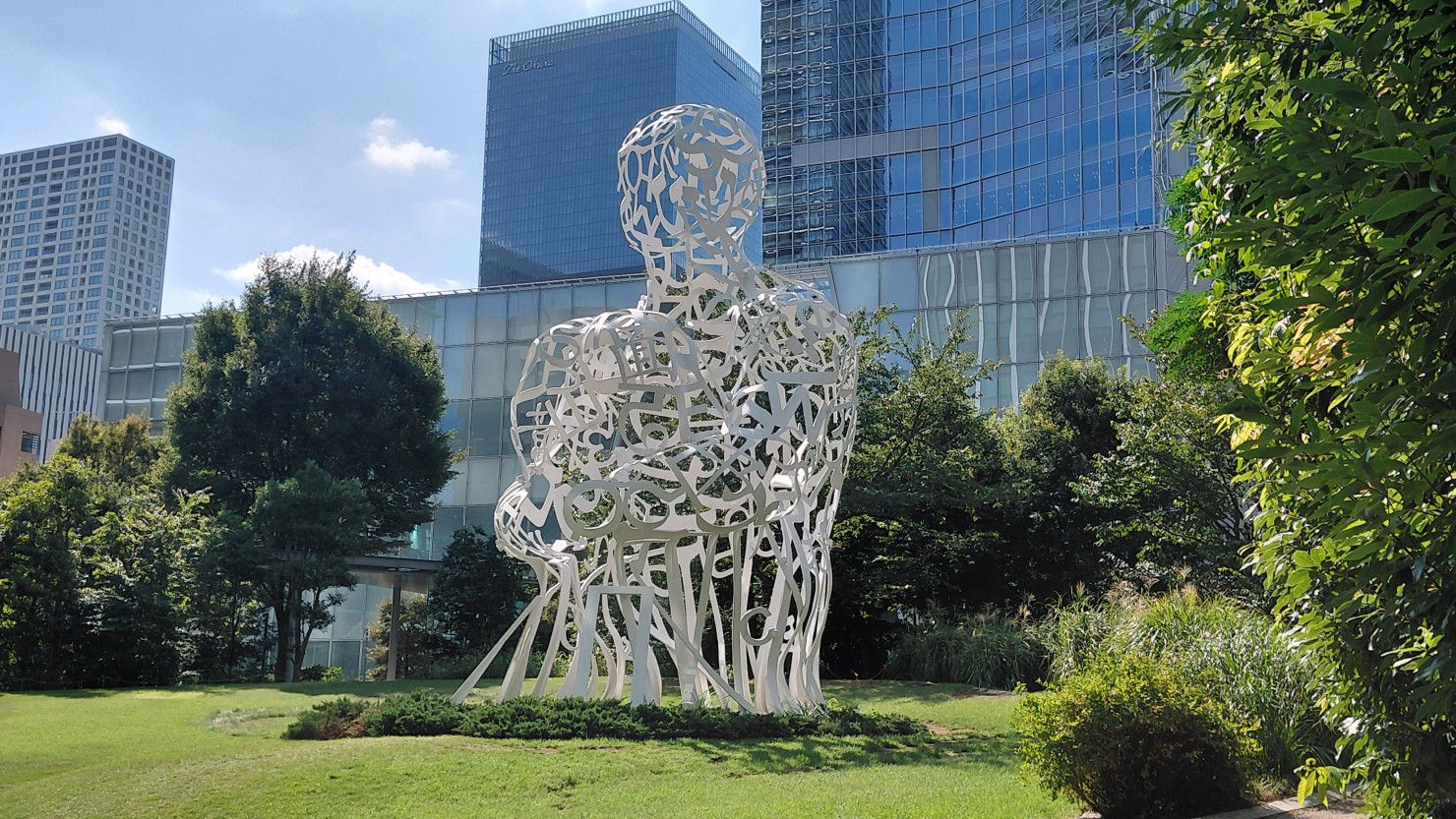 虎ノ門ヒルズ、オーバル広場に設置されたオブジェ「ルーツ」