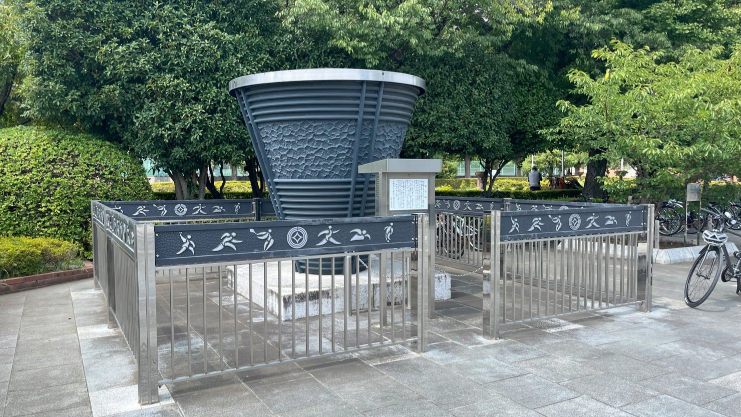 青木町公園にある灯火塔のレプリカ。重厚感を感じます。