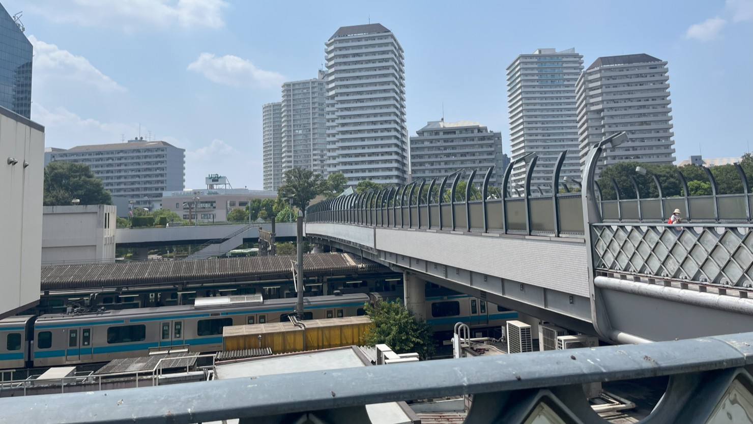 川口駅東口から見た駅ホームと西口のタワーマンション