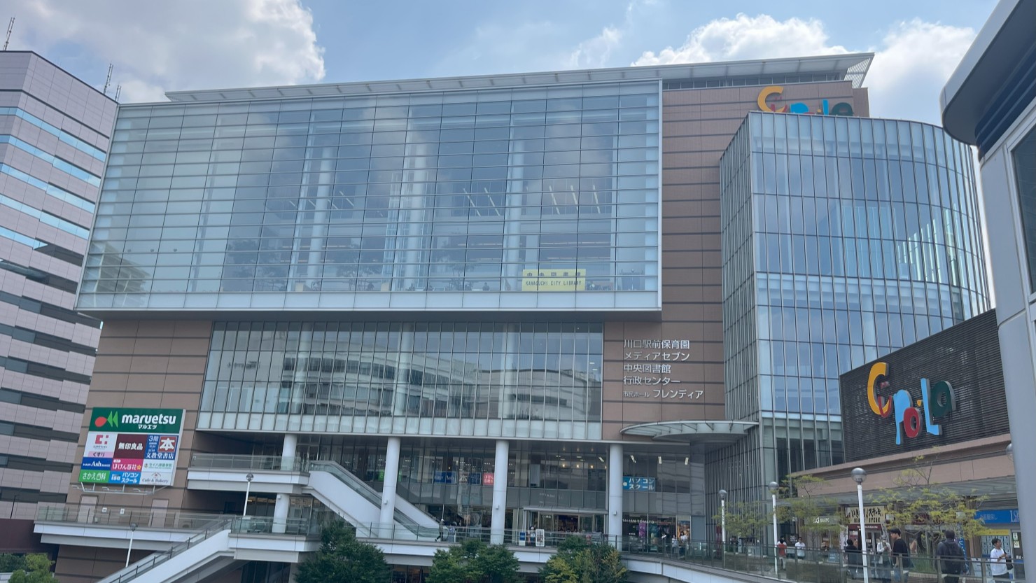 行政センターや図書館の入っている「キュポ・ラ」は駅から直結