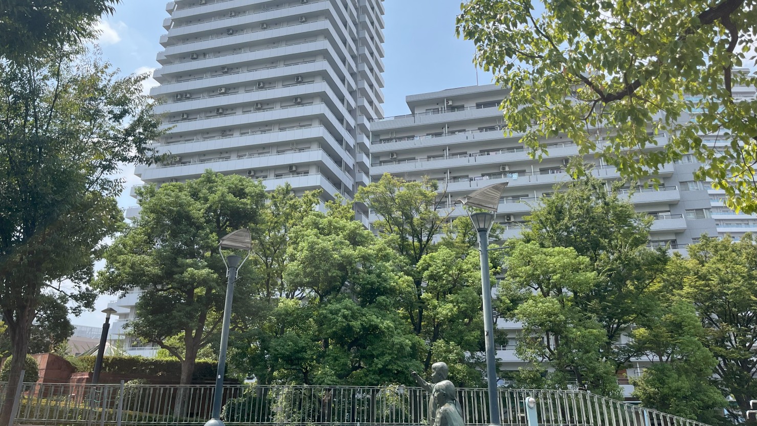 川口駅西口を出ると緑豊かなリリアパーク(川口西公園)とたくさんのタワーマンションが立ち並んでます