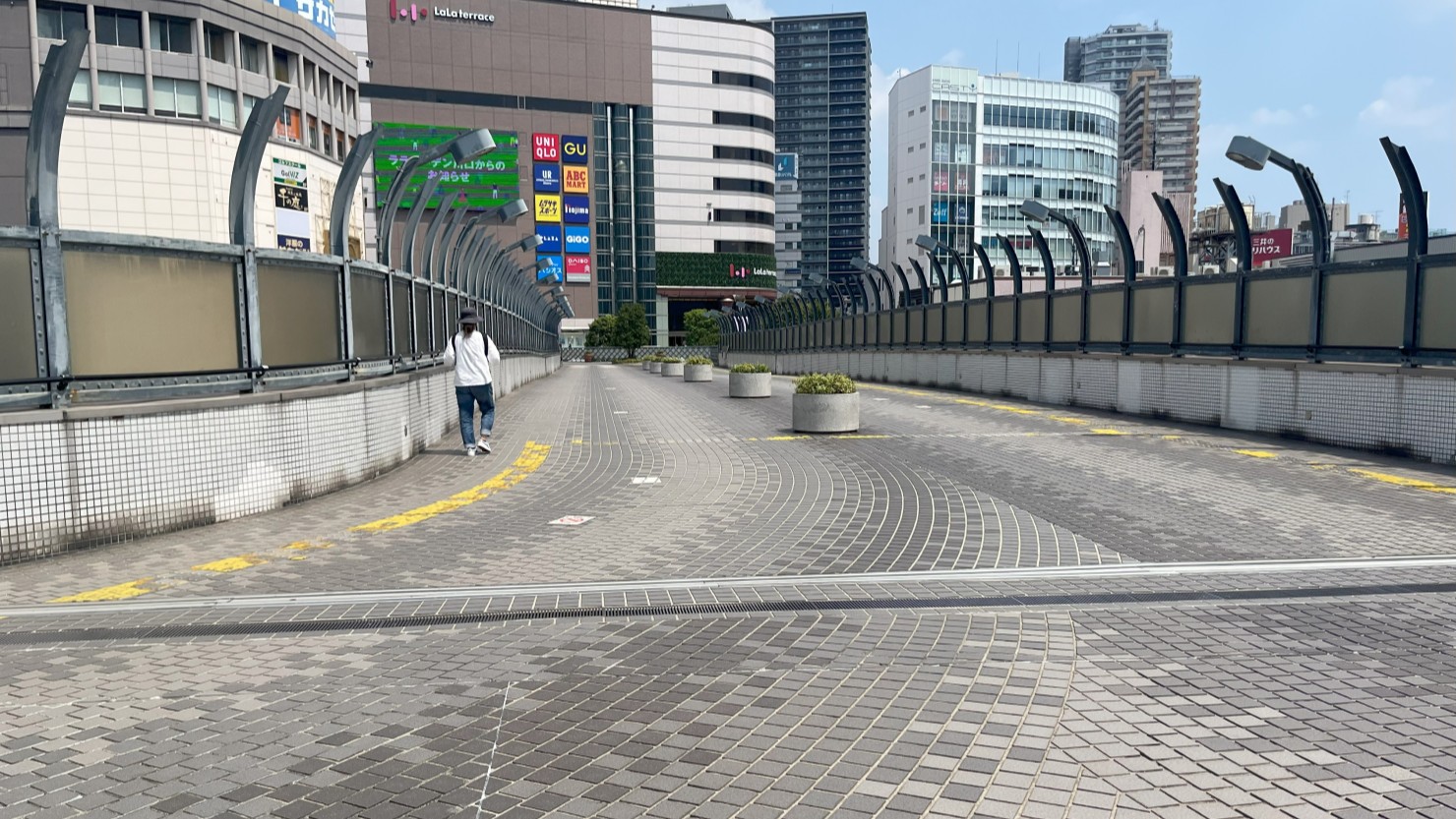 東口と西口への行き来は、駅のすぐ横のこの通路でつながっているのでとても便利
