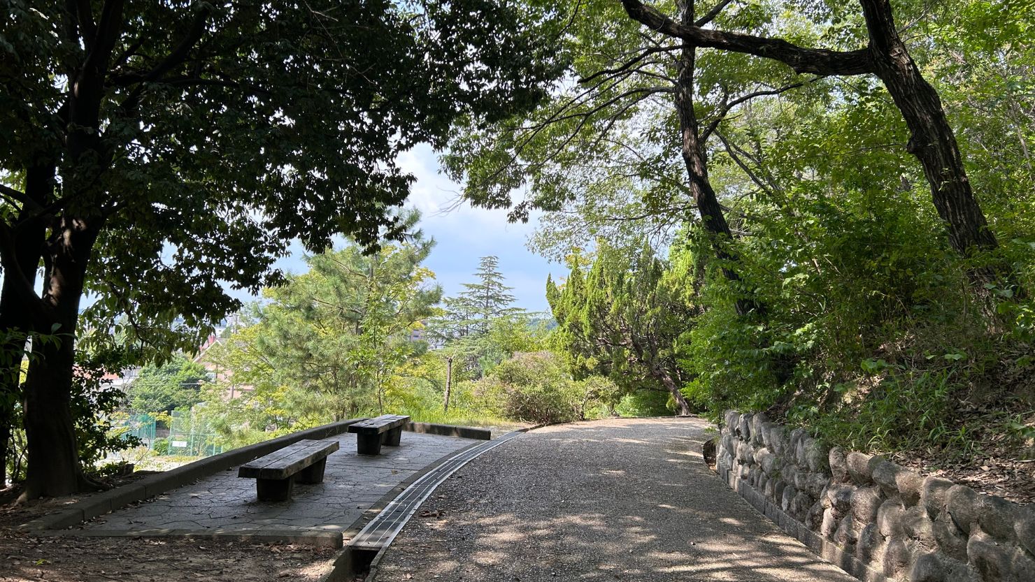 明が丘公園内散策コースにあるベンチ