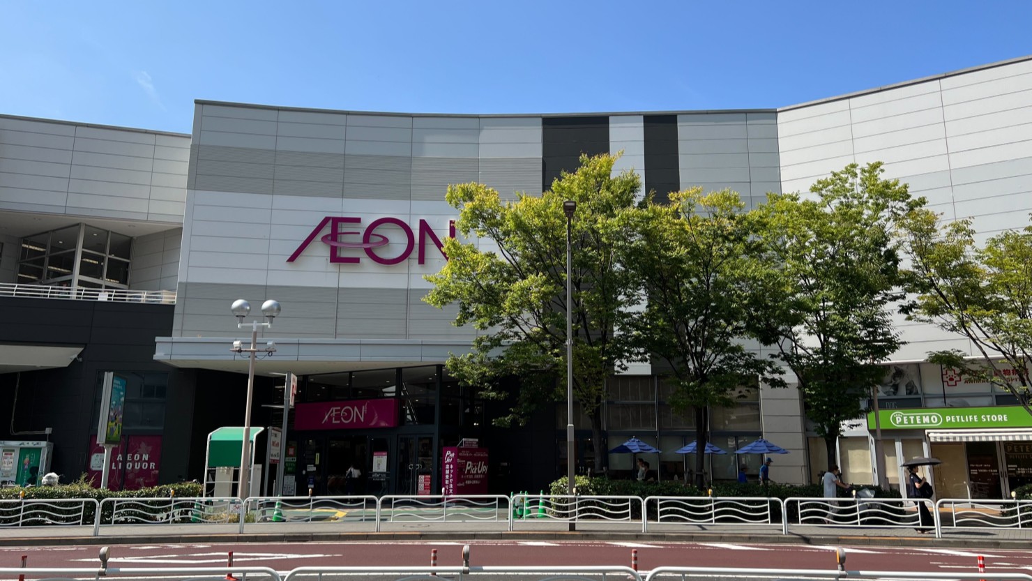 24時間スーパーやクリニック、飲食点が入っているイオン