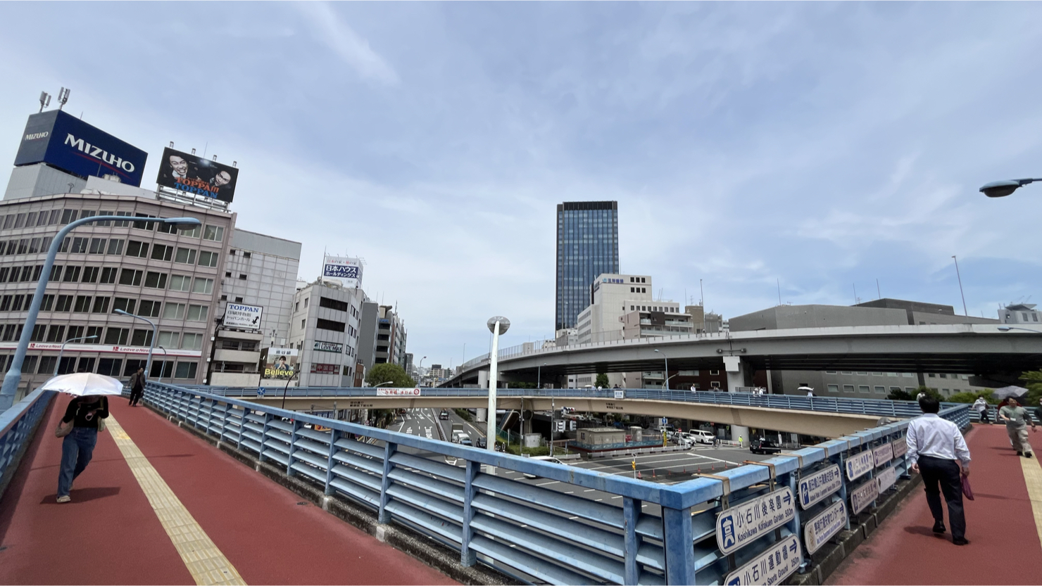 3区にまたがる飯田橋交差点の歩道橋（2025年6月撮影）