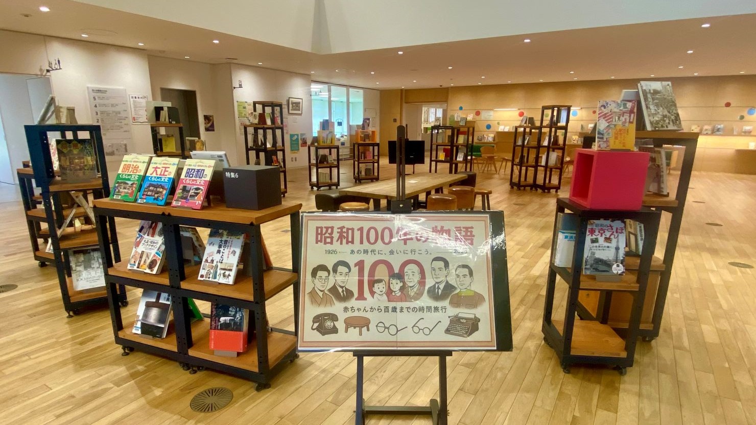 エントランスの図書展示コーナー(１階)