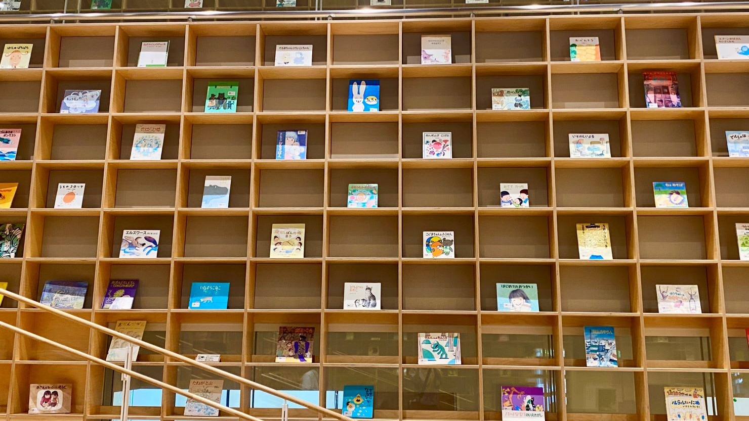 ゆいの森ホールの壁面(１階)