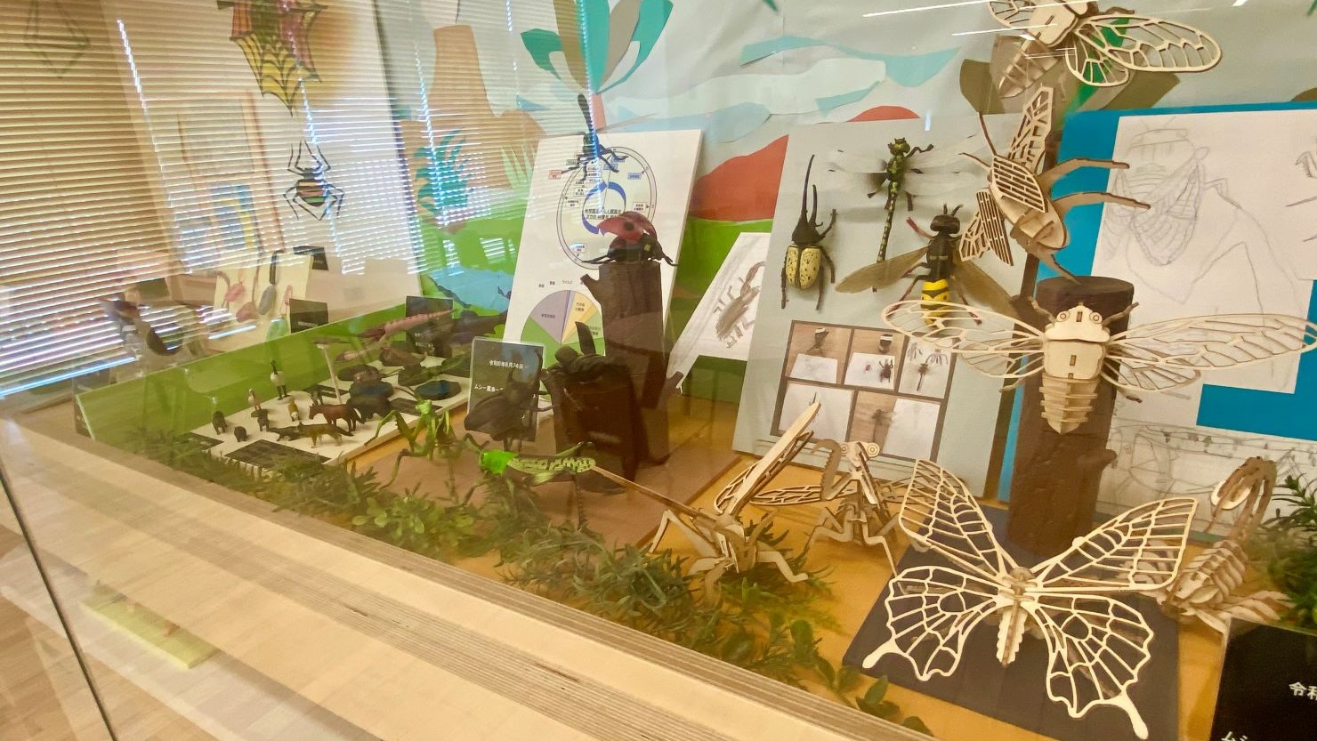 ワークショップを紹介するガラスケース(2階)