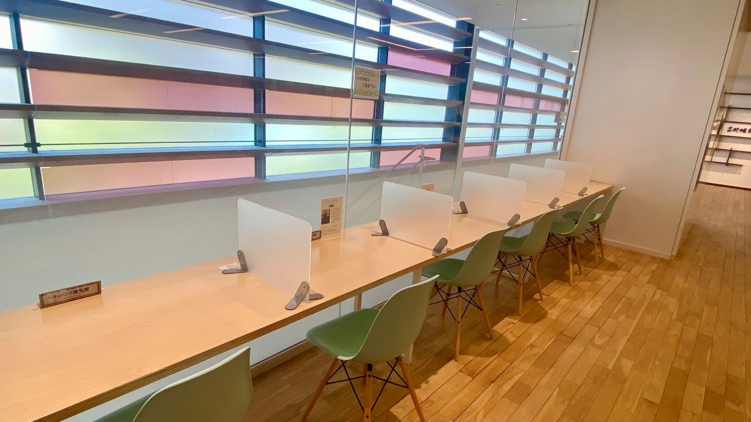 ティーンズコーナーのカウンター席(2階)