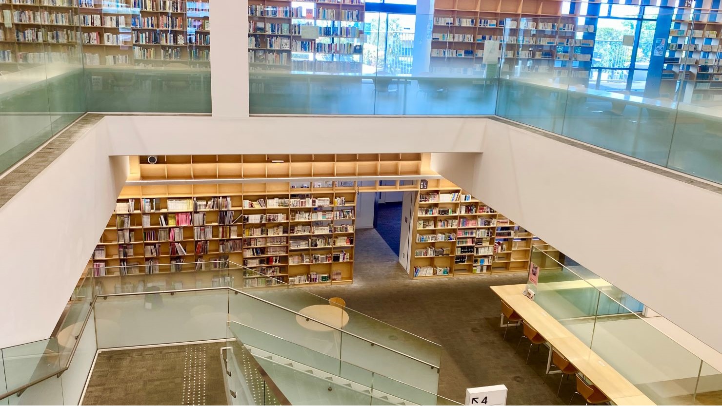 4階から吹き抜けを見下ろす(4階)