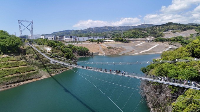 （安威川ダムにかかる日本最長の歩行者専用吊り橋・茨木市HPより）