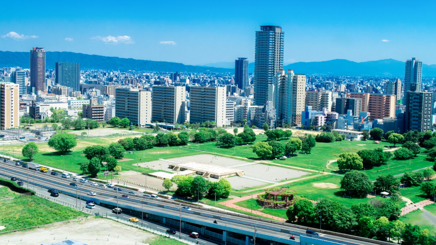 谷町四丁目駅9番出口を出てすぐのところにある「難波宮跡公園」