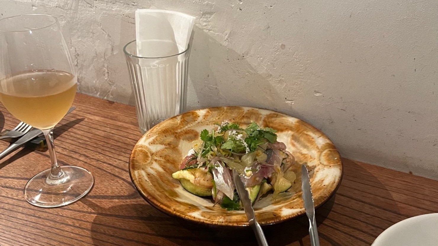 「Cornell」の鮮魚とフルーツと香味野菜のサラダ。店主がセレクトしたワインをグラス1杯から楽しめる