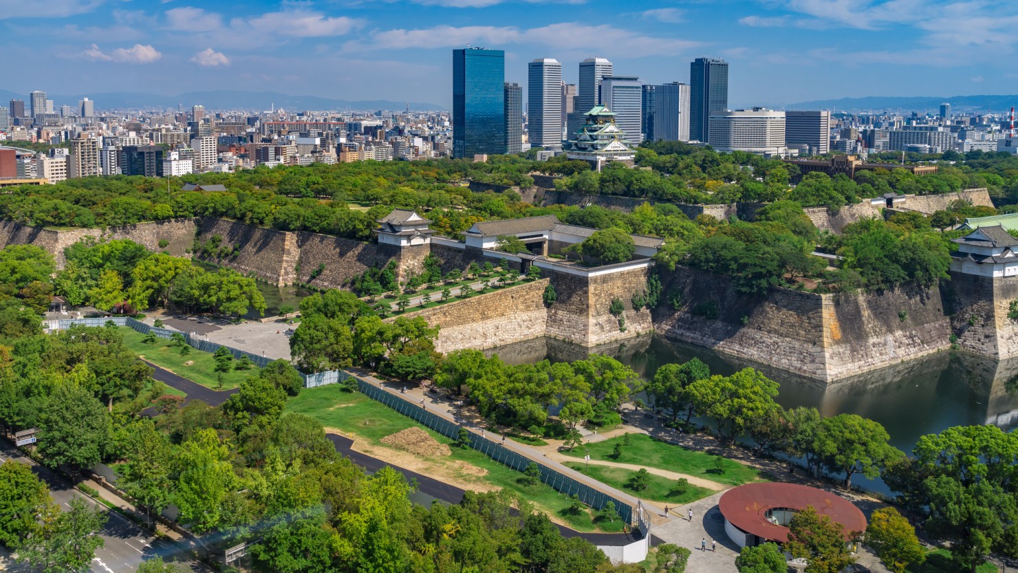 上空から撮影した「大阪城公園」。お城の東西南北にそれぞれで四季を感じられる木々や花を楽しむことができる