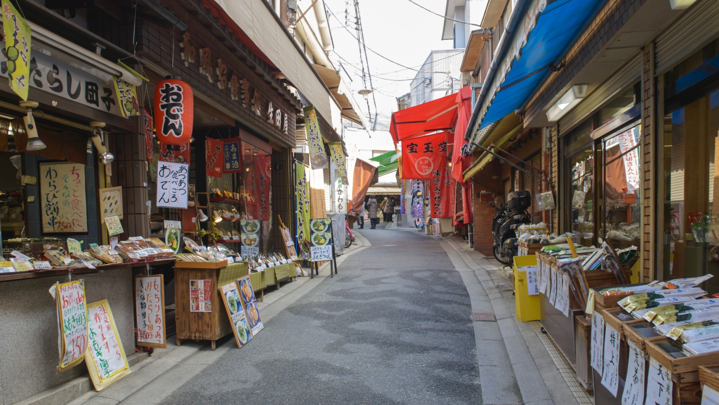 石切神社への参道にある商店街。和菓子屋、漬物屋、うどん屋など味も店構えも継いできた歴史を感じるものばかり。