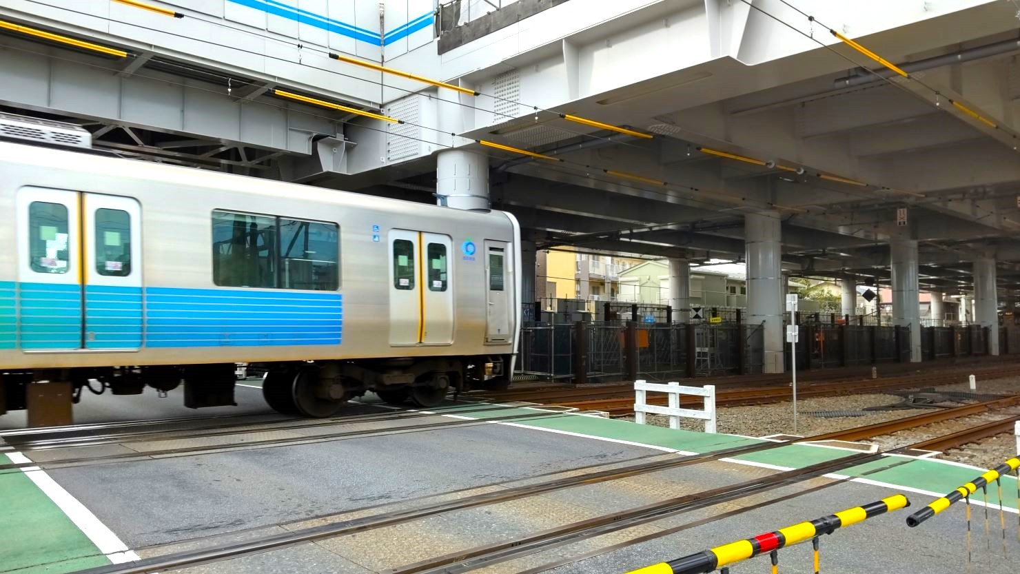 東村山駅へ向かう電車　© 西城博人