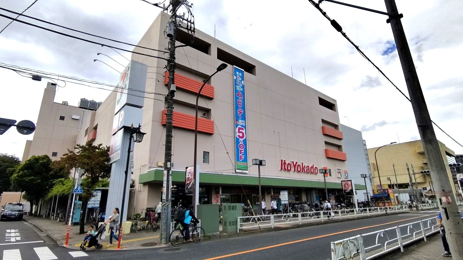 東村山駅の東口側にある「イトーヨーカドー 東村山店」　© 西城博人