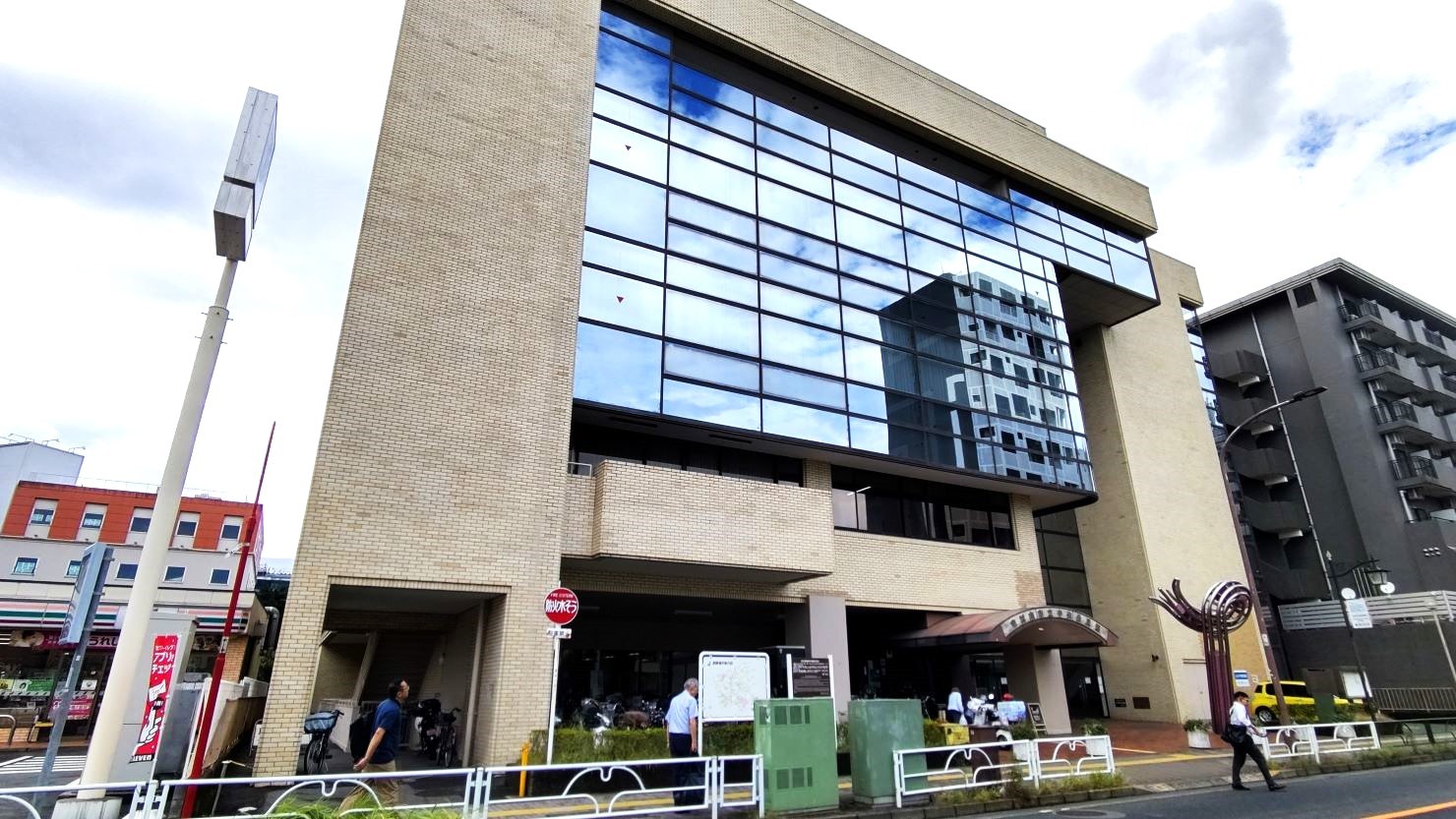 徒歩約3分の場所にある公民館　© 西城博人