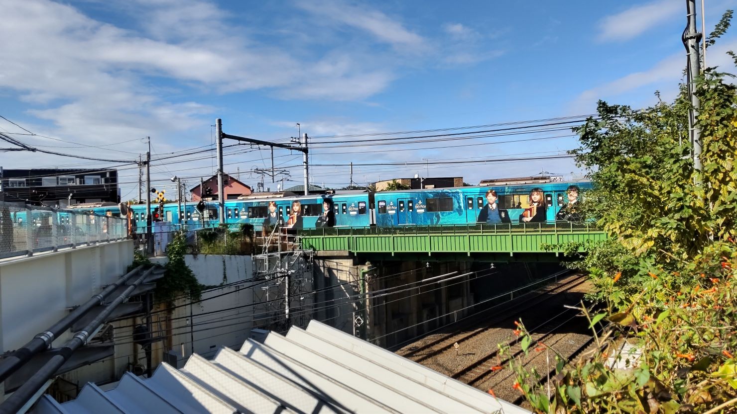 秋津駅へ向かう西武池袋線の電車　© 小森正弘 