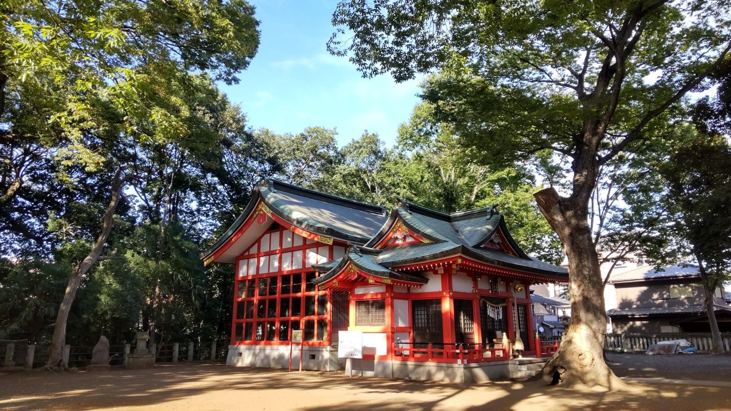 境内に多くの木々がある「秋津神社」　© 小森正弘