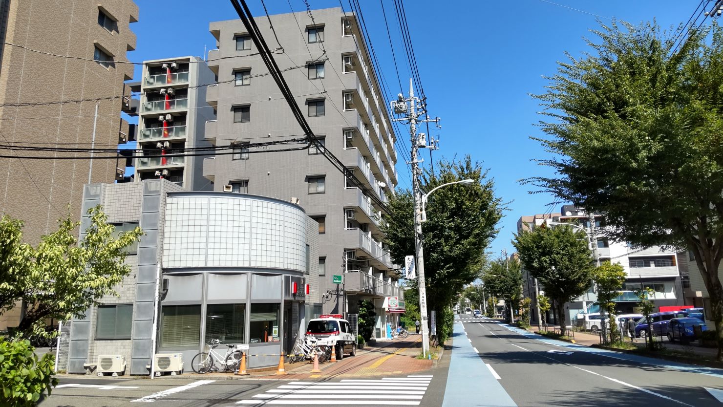 「東久留米市道109号」沿いにある「東久留米駅前交番」　© 泉哲也