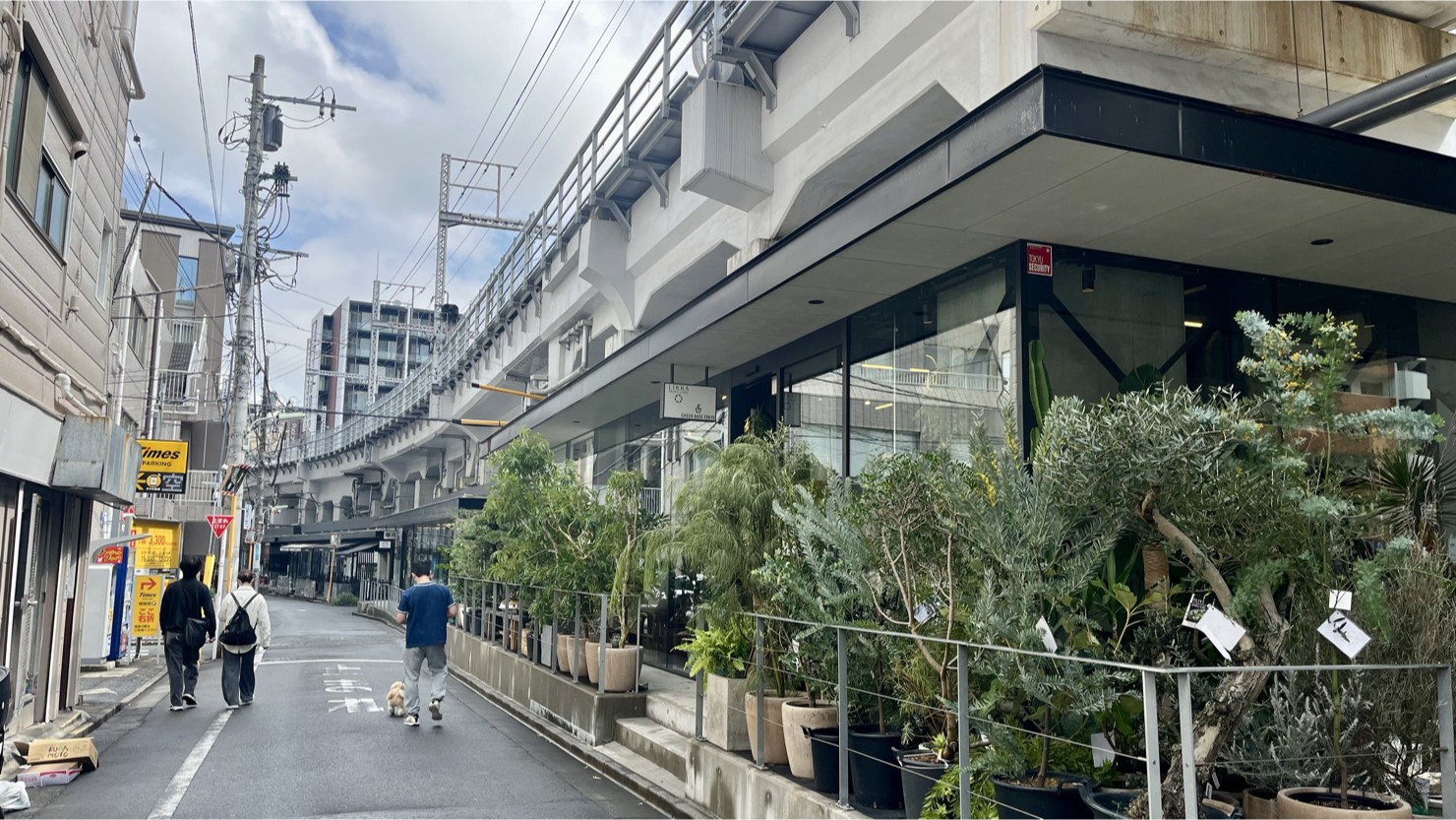 池上線五反田高架下に立ち並ぶ店舗(2025年3月撮影)