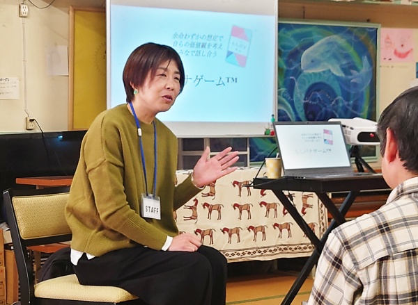 玉龍院でACPについて解説する社会福祉士の橋本さん＝2月21日