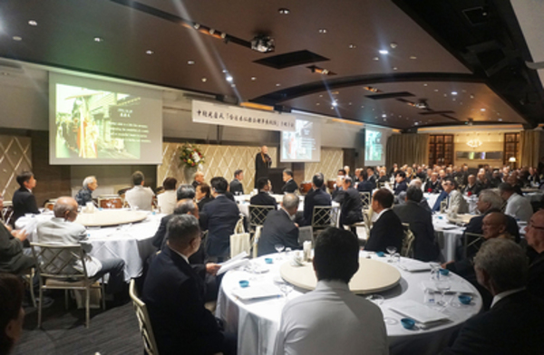 地元の関係者を中心に約200人が出席した就任祝賀会＝鳥取県倉吉市