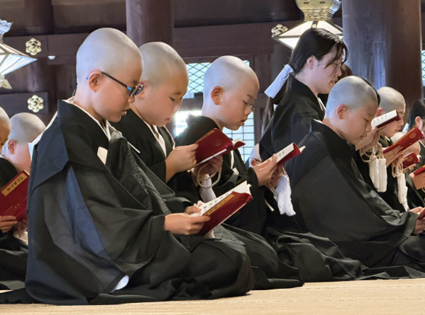 得度式で勤行に励む小学生ら