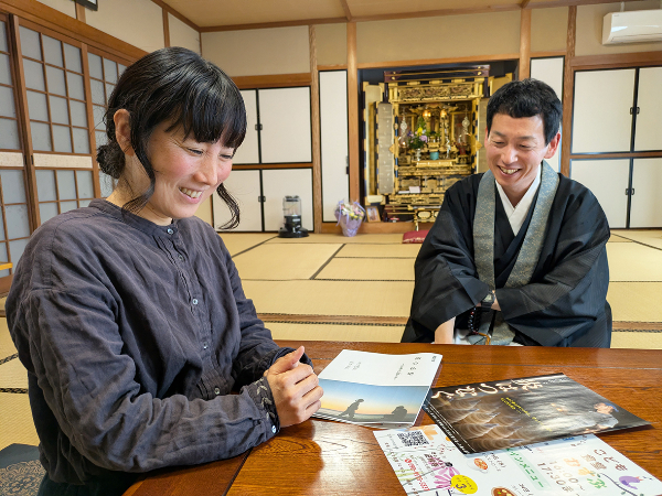 舊縁寺住職の栁澤明さん（右）と、坊守のさとりさん。肩の力を抜いてお寺を開いている