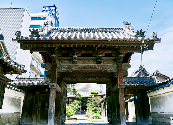 妙法寺の勅使門（山門）＝妙法寺提供