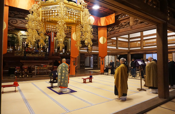 約60人が参列した總持寺祖院大祖堂での追悼会＝1日、石川県輪島市門前町