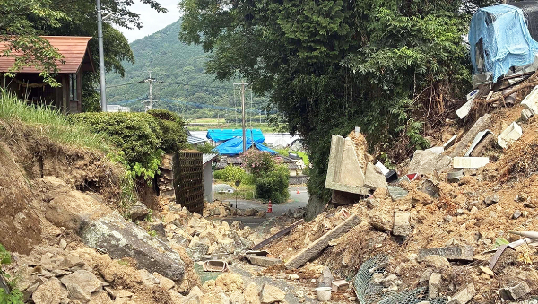 擁壁の崩壊でふさがれた道路＝熊本県宇城市豊野町