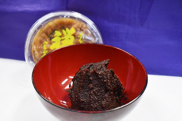発酵で大豆は見た目も味わいも変化したみそになる