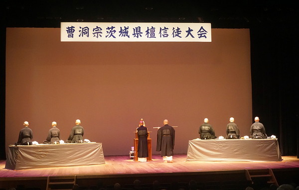 ステージ上で実演された修行僧の日常