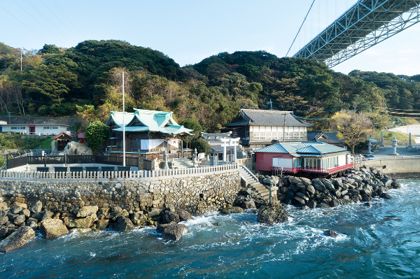 関門海峡に面した社殿（和布刈神社提供）