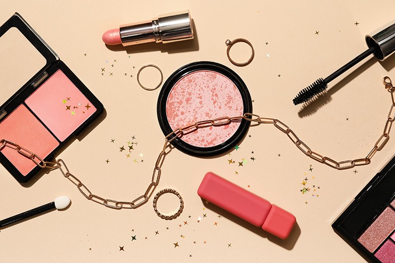 Z世代向けコスメのカラーバック撮影！くすみを防ぐプロのライティング術の物撮り