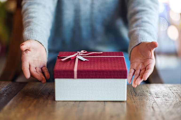 【プロカメラマンが予測】2025年女性向けクリスマスプレゼントで売れる商品10選!ECサイトで『映える』商品の共通点とは?